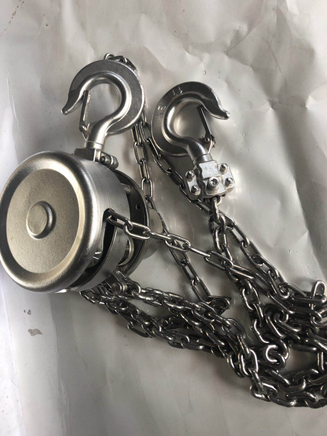 不銹鋼手拉葫蘆材質(zhì)是304嗎？化工食品污水處理廠用哪種手拉葫蘆？